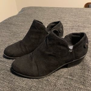 Black Dr. School’s ankle boots. Size 8.5M